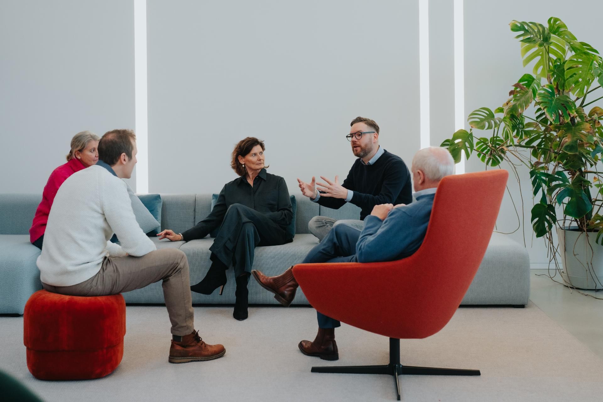 Coaches in overleg met het team