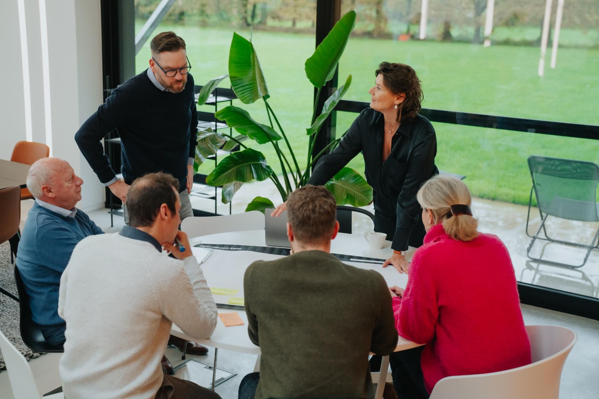 Coaches Geven Uitleg Aan Het Team Over Verbeteringen In De Organisatie